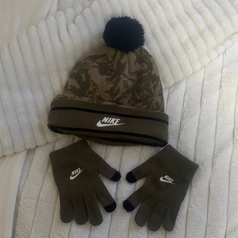Nike kids hat and glove set